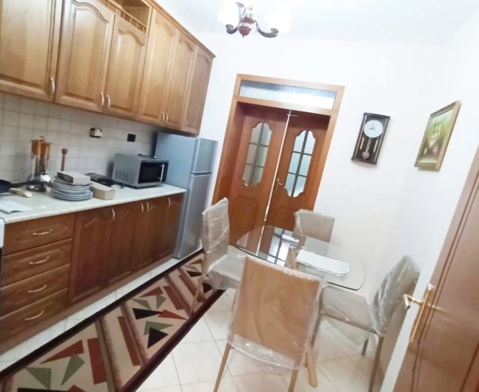 Tirane, jepet me qera apartament 2+1+Ballkon Kati 2, 90 m² 650 € (Stadiumi Dinamo)