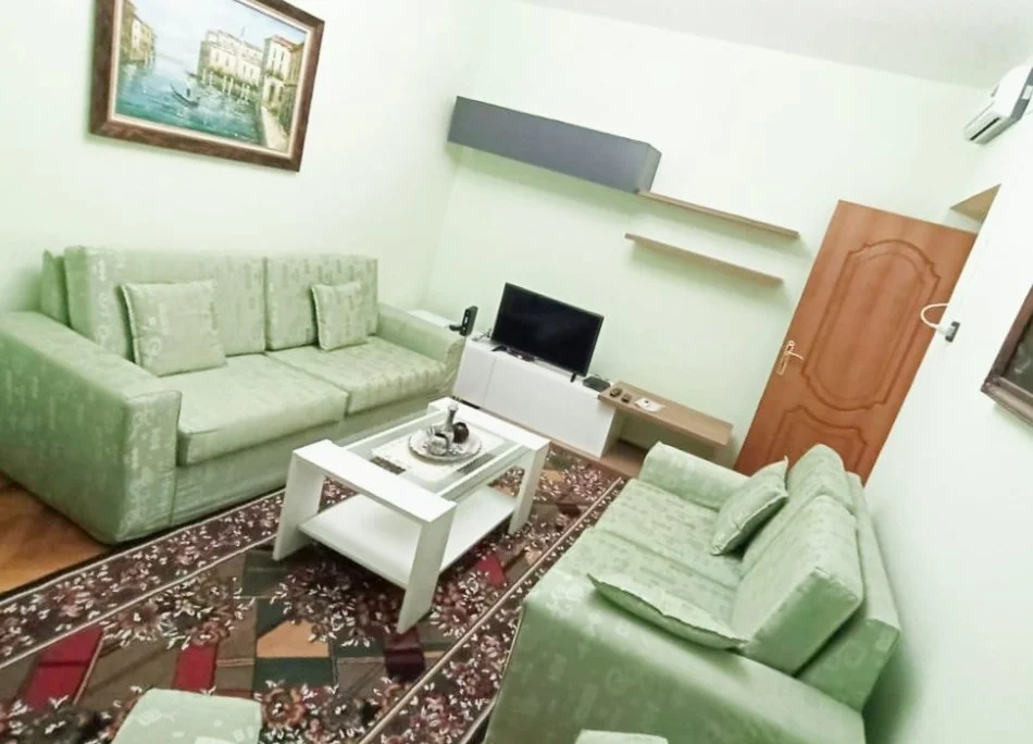 Tirane, jepet me qera apartament 2+1+Ballkon , 650 € (STadiumi Dinamo)