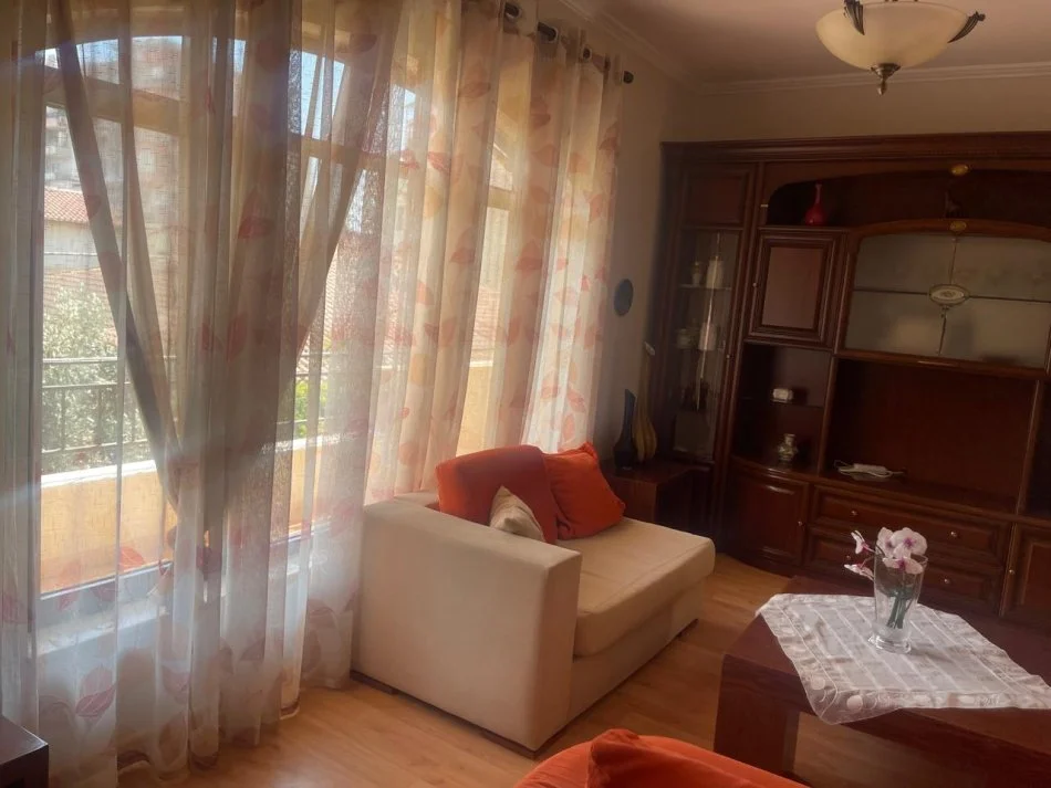 Tirane, Apartament 2+1 me qira Kati 3, 130 m² 600 € ( Rruga Siri Kodra )