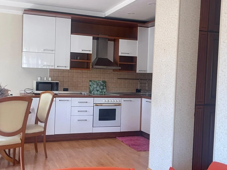 Tirane, Apartament 2+1 me qira Kati 3, 130 m² 600 € ( Rruga Siri Kodra )