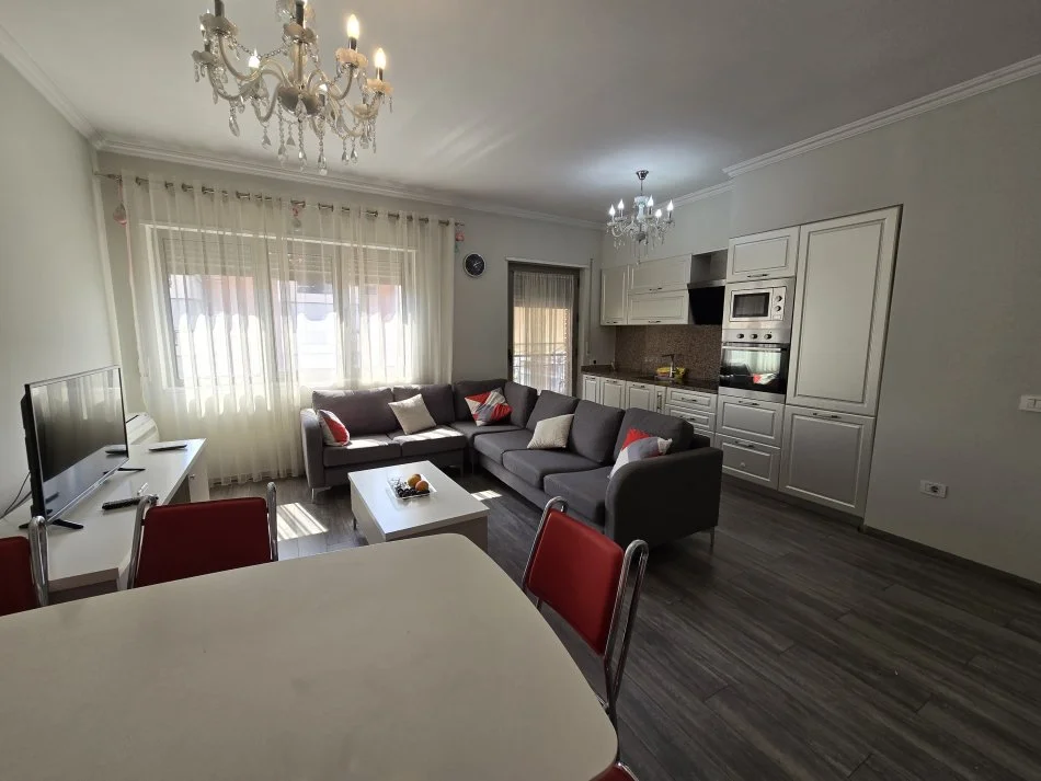 Tirane, jepet me qera apartament 3+1 Kati 7, 140 m² 1.100 € (Delijorgji)
