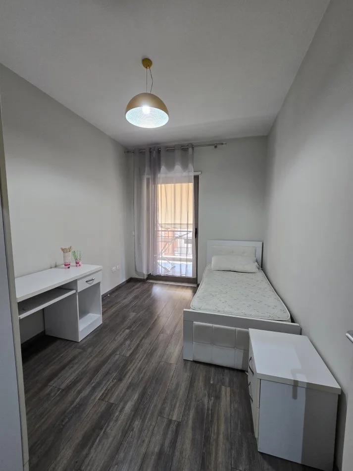Tirane, jepet me qera apartament 3+1 Kati 7, 140 m² 1.100 € (Delijorgji)