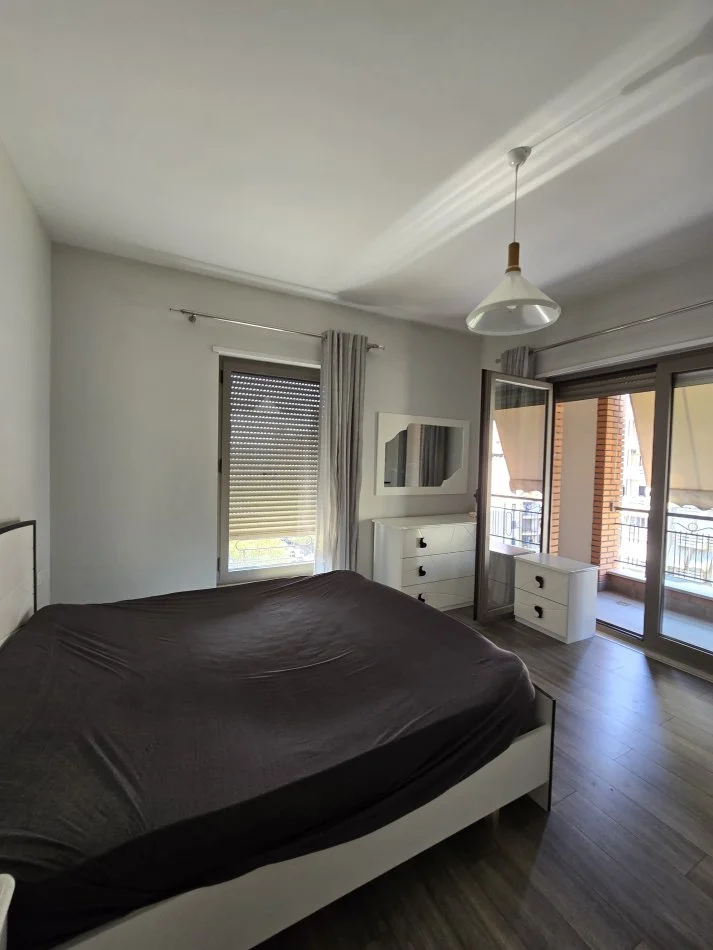 Tirane, jepet me qera apartament 3+1 Kati 7, 140 m² 1.100 € (Delijorgji)