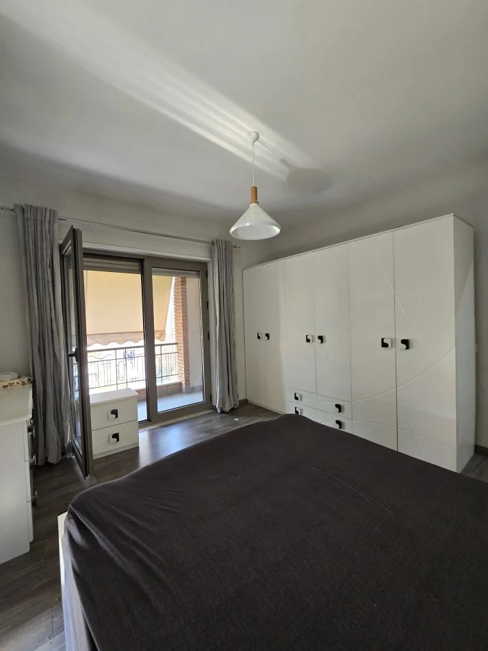 Tirane, jepet me qera apartament 3+1 Kati 7, 140 m² 1.100 € (Delijorgji)