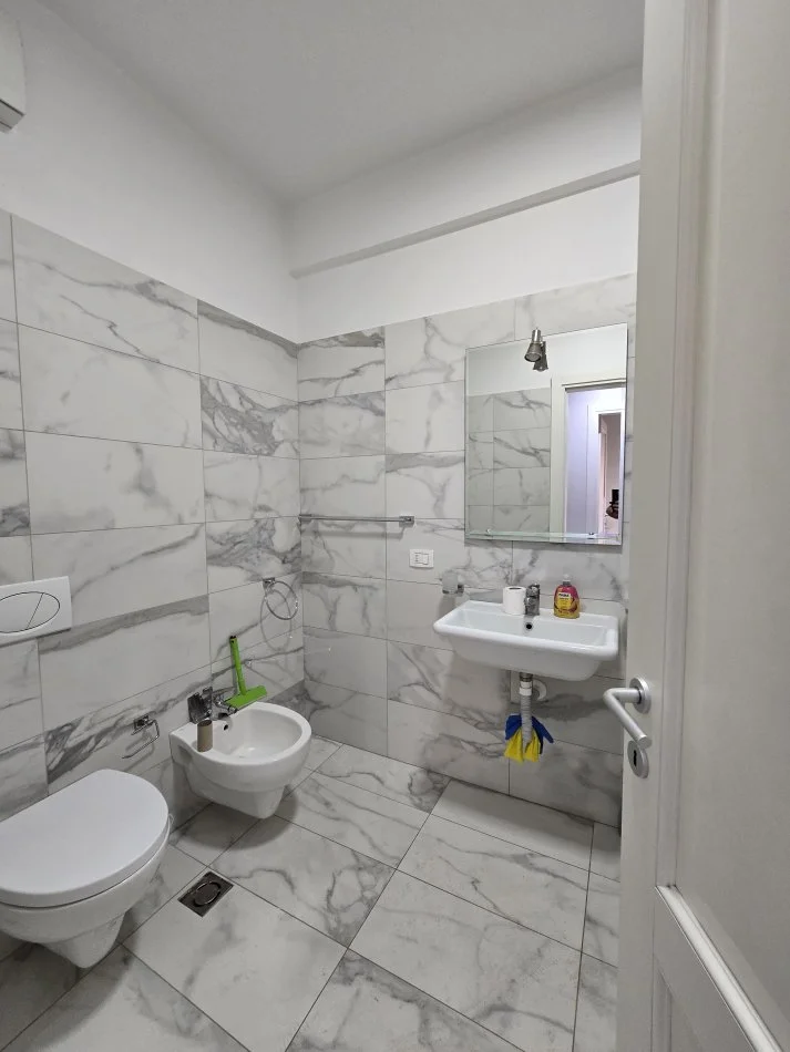 Tirane, jepet me qera apartament 3+1 Kati 7, 140 m² 1.100 € (Delijorgji)