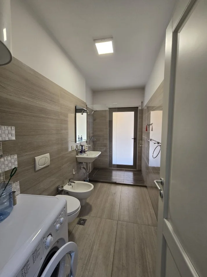 Tirane, jepet me qera apartament 3+1 Kati 7, 140 m² 1.100 € (Delijorgji)