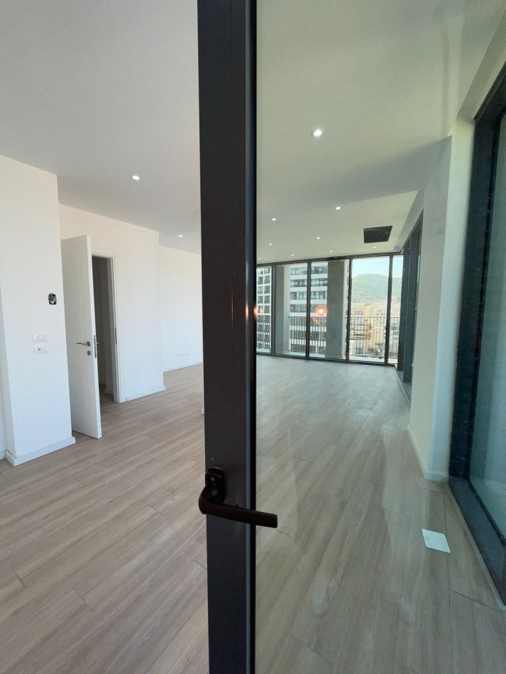 Tirane, jepet me qera ambjent biznesi Kati 9, 124 m² 1.200 € (Liqeni Artificial)
