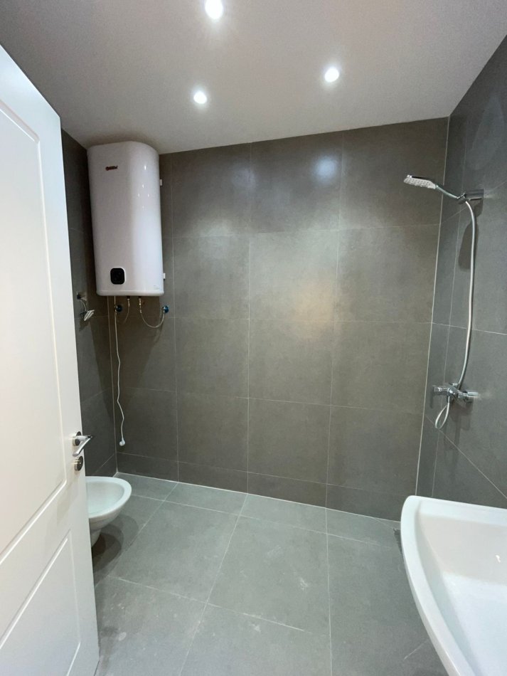 Tirane, jepet me qera ambjent biznesi Kati 9, 124 m² 1.200 € (Liqeni Artificial)