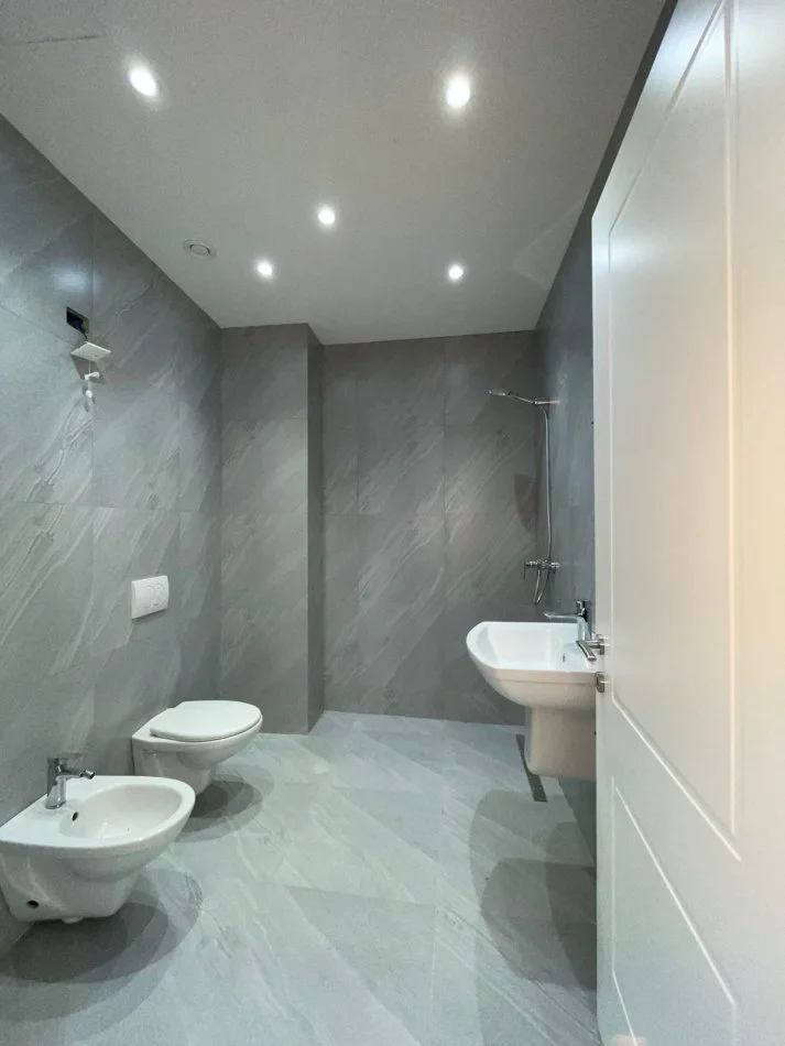 Tirane, jepet me qera apartament 2+1 Kati 9, 124 m² 1.200 € (Lake View)