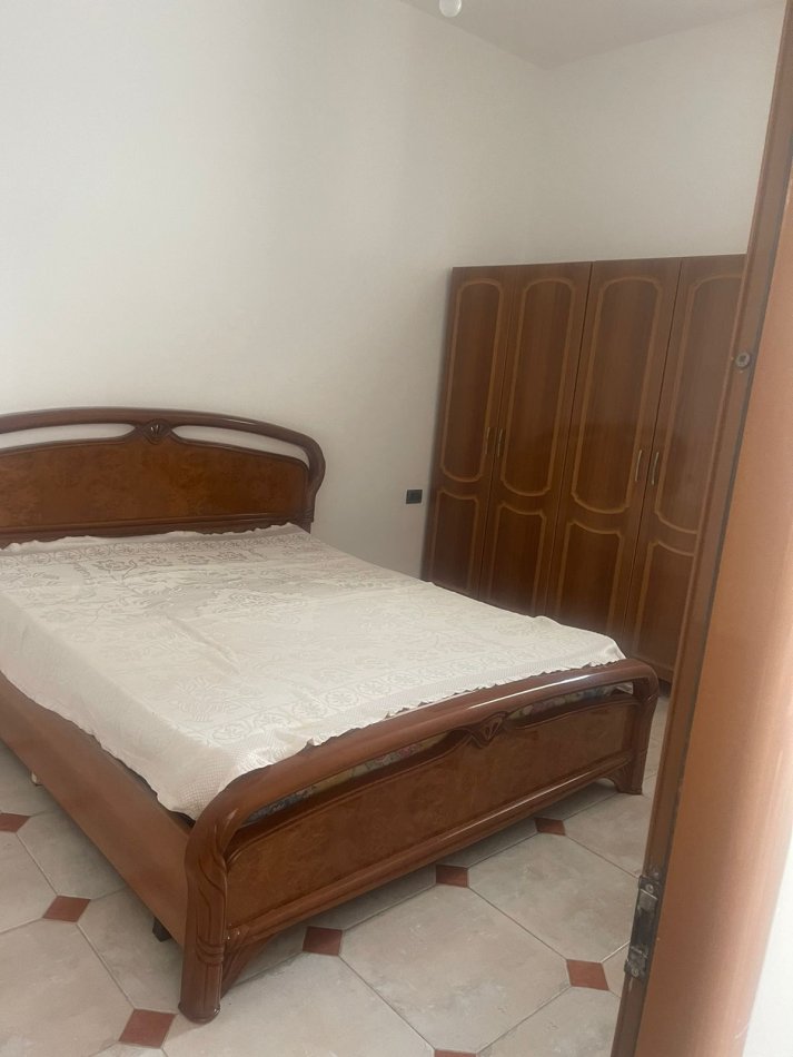 Tirane, jepet me qera apartament 1+1+Ballkon , 230 € (Preng Doci)
