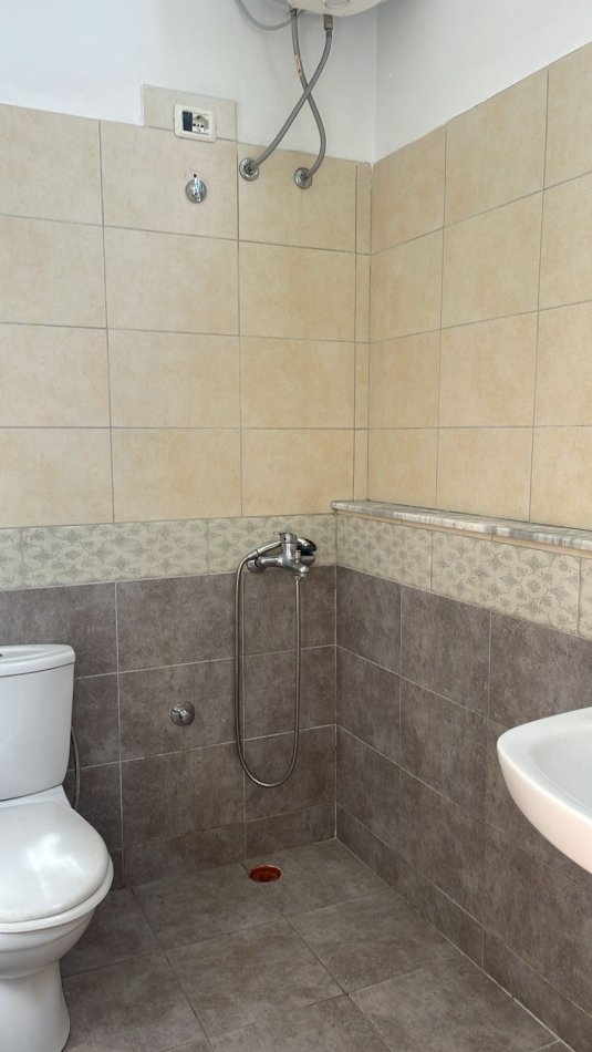 Tirane, jepet me qera apartament 1+1+Ballkon , 230 € (Preng Doci)