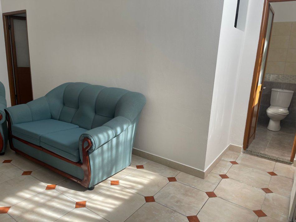 Tirane, jepet me qera apartament 1+1+Ballkon , 230 € (Preng Doci)
