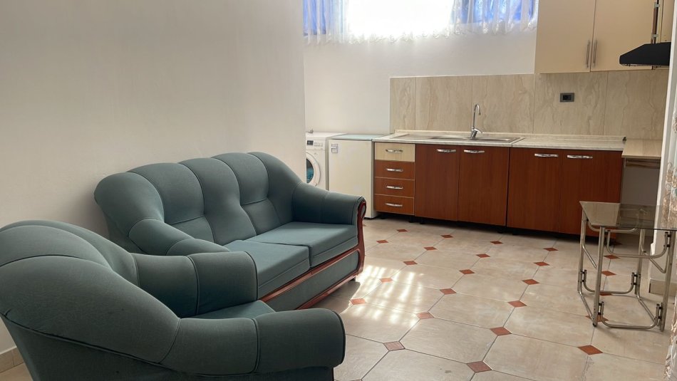 Tirane, jepet me qera apartament 1+1+Ballkon , 230 € (Preng Doci)