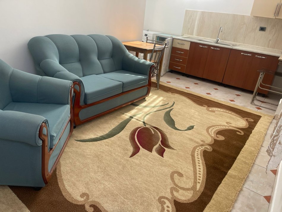 Tirane, jepet me qera apartament 1+1+Ballkon , 230 € (Preng Doci)