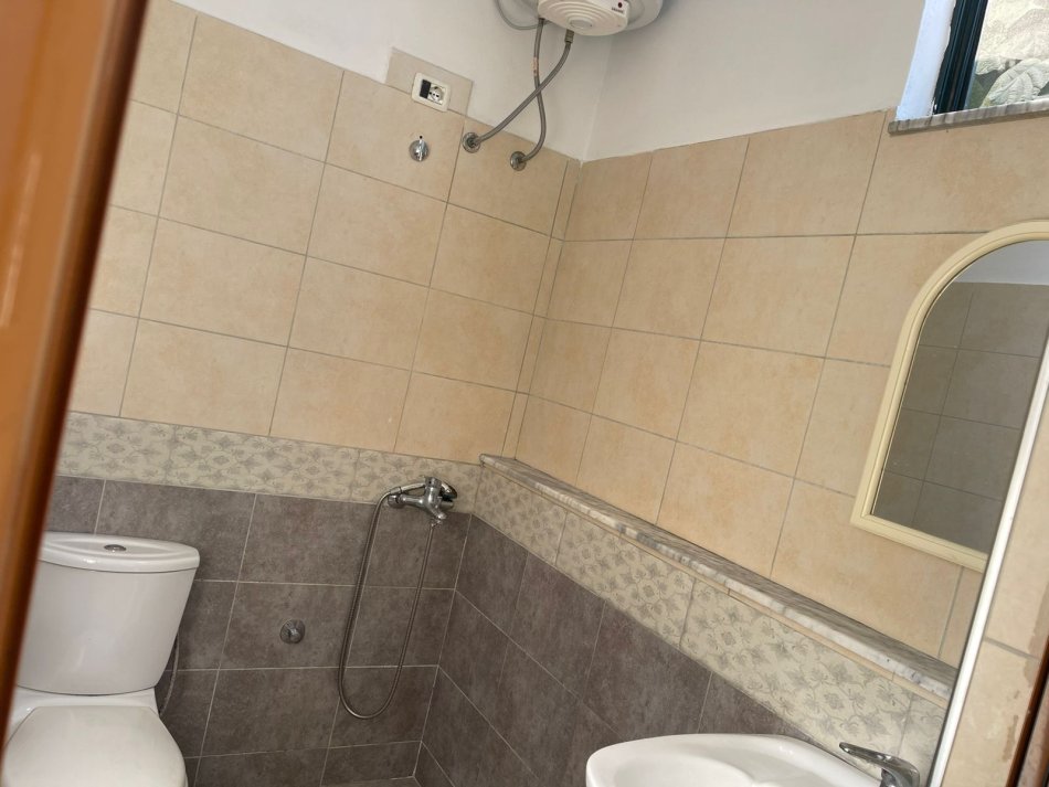 Tirane, jepet me qera apartament 1+1+Ballkon , 230 € (Preng Doci)