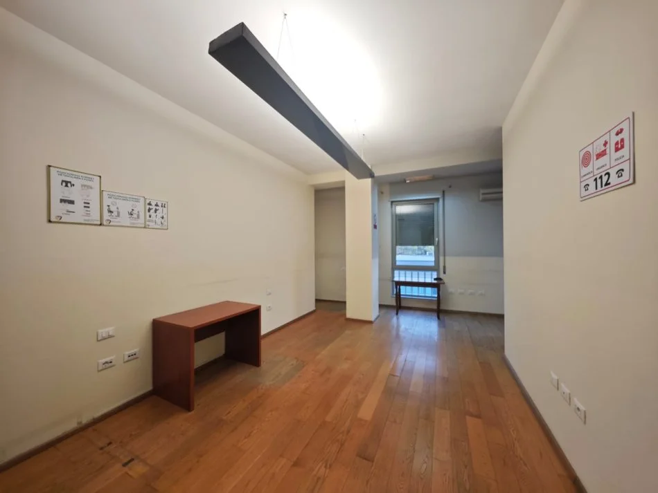 Tirane, Zyre me qira  Kati 4, 132 m² 1.800 €  bruto ( Garda)
