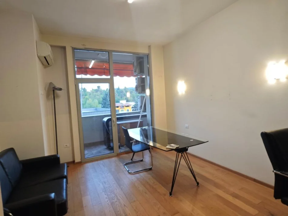 Tirane, Zyre me qira  Kati 4, 132 m² 1.800 €  bruto ( Garda)