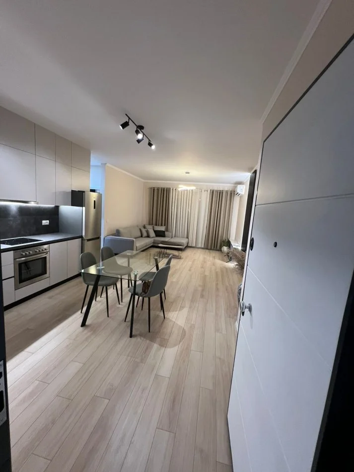 Tirane, jepet me qera apartament 1+1+Ballkon , 78 m² 600 € (Emerald Center)