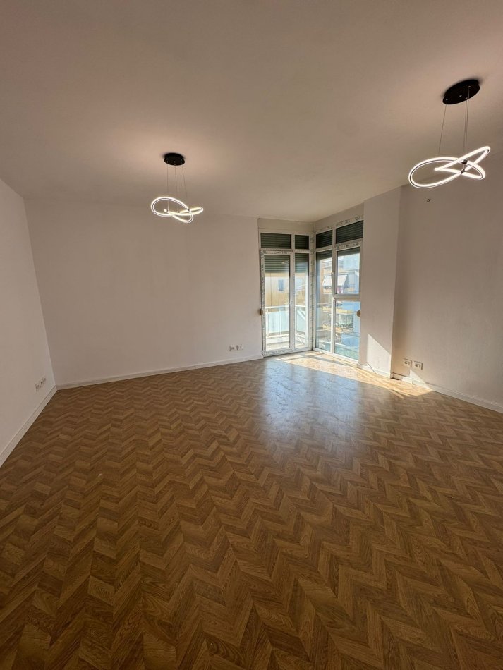Tirane, shes apartament 2+1+Ballkon Kati 3, 100 m² 180.000 € (KODRA E DIELLIT)