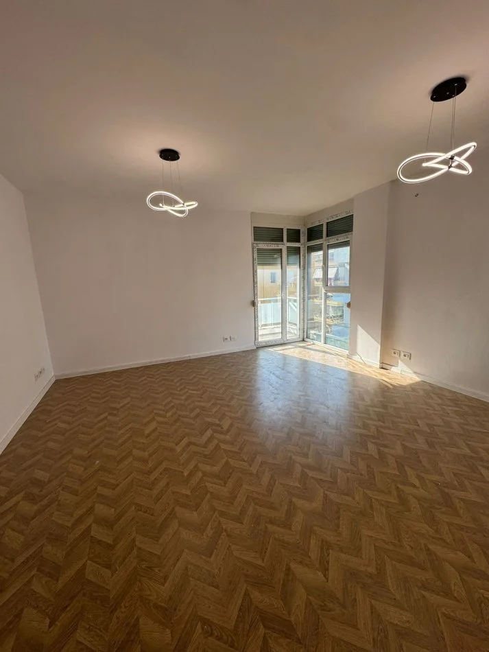 Tirane, shes apartament 2+1+Ballkon Kati 3, 100 m² 180.000 € (KODRA E DIELLIT)