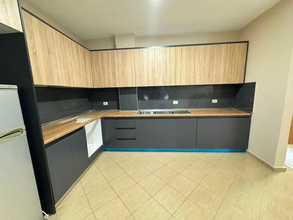 Tirane, shitet apartament 2+1+Ballkon Kati 3, 102 m² 132.000 € (UNAZA RE PRANE KOMPLEKSIT MOLLA)