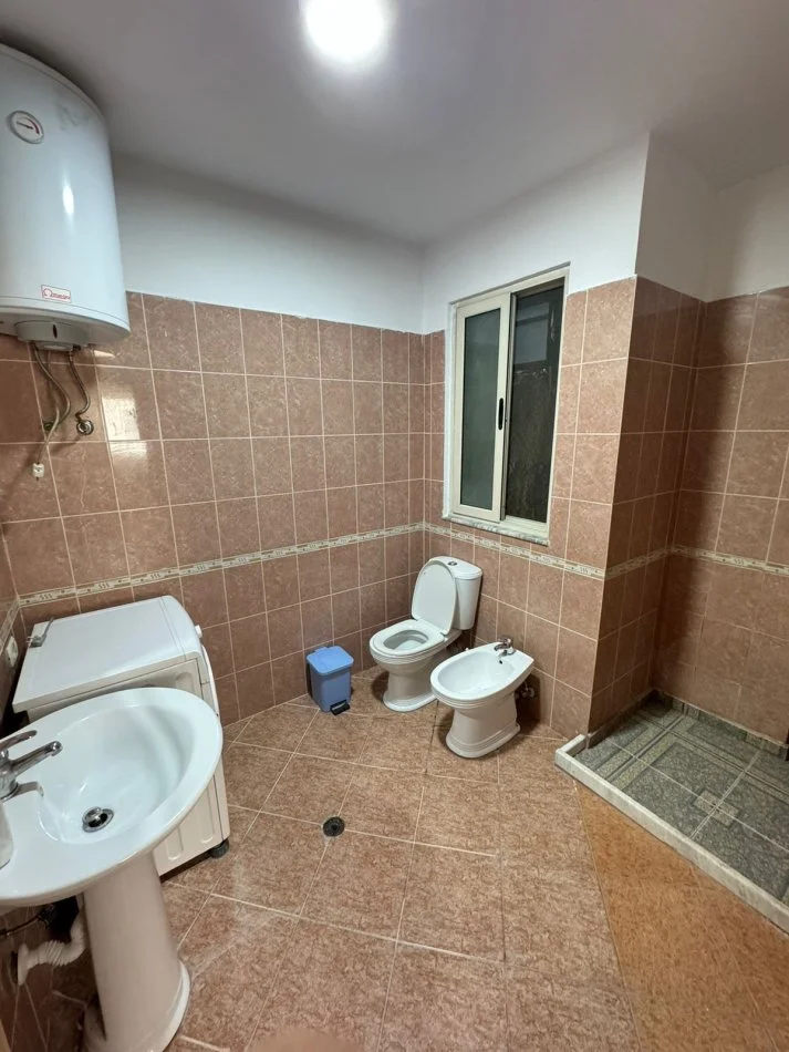 Tirane, shitet apartament 2+1+Ballkon Kati 3, 102 m² 132.000 € (UNAZA RE PRANE KOMPLEKSIT MOLLA)