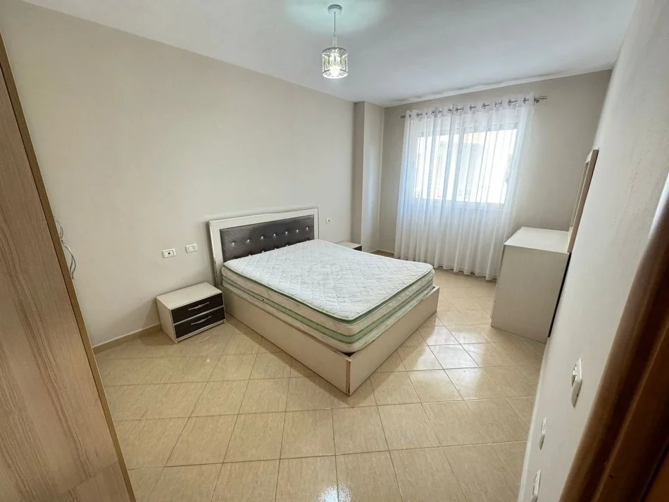 Tirane, shitet apartament 2+1+Ballkon Kati 3, 102 m² 132.000 € (UNAZA RE PRANE KOMPLEKSIT MOLLA)