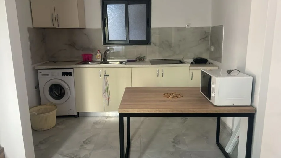 Tirane, Apartament 1+1 me qira  Kati 1, 42 m² ( Rruga Durresit)