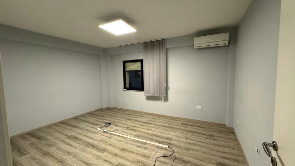 Tirane, jepet me qera zyre Kati 2, 145 m² 1.200 € (Bllok)