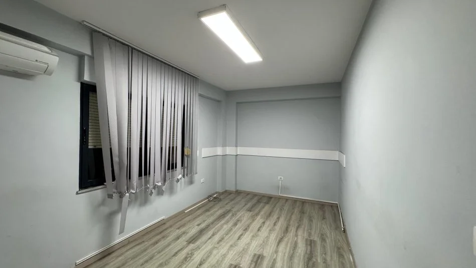 Tirane, jepet me qera zyre Kati 2, 145 m² 1.200 € (Bllok)