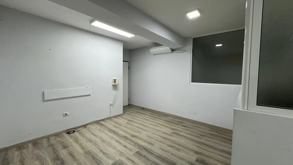 Tirane, jepet me qera zyre Kati 2, 145 m² 1.200 € (Bllok)