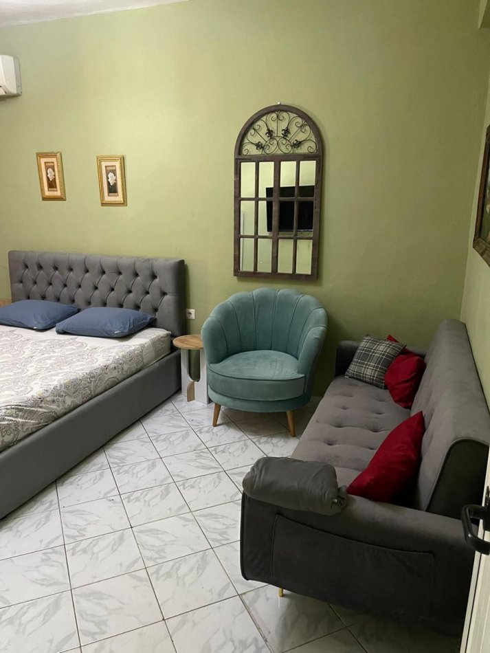 Tirane, jepet me qera apartament 1+1 Kati 2, 60 m² 600 € (stacioni trenit)