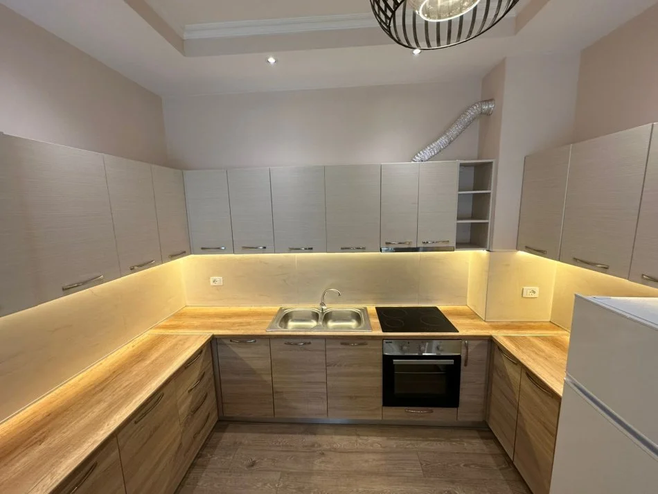 Tirane, jepet me qera apartament 2+1 Kati 2, 80 m² 600 € (Prane Square 21)