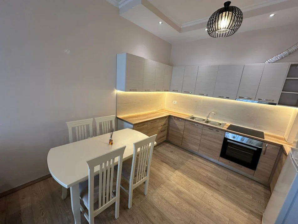 Tirane, jepet me qera apartament 2+1 Kati 2, 80 m² 600 € (Prane Square 21)