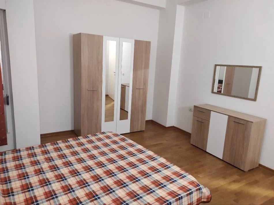 Tirane, jepet me qera apartament 3+1 Kati 2, 130 m² 650 € (Liqeni i Thate)