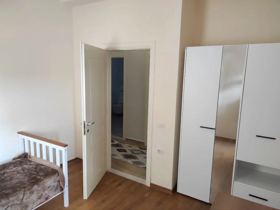 Tirane, jepet me qera apartament 3+1 Kati 2, 130 m² 650 € (Liqeni i Thate)