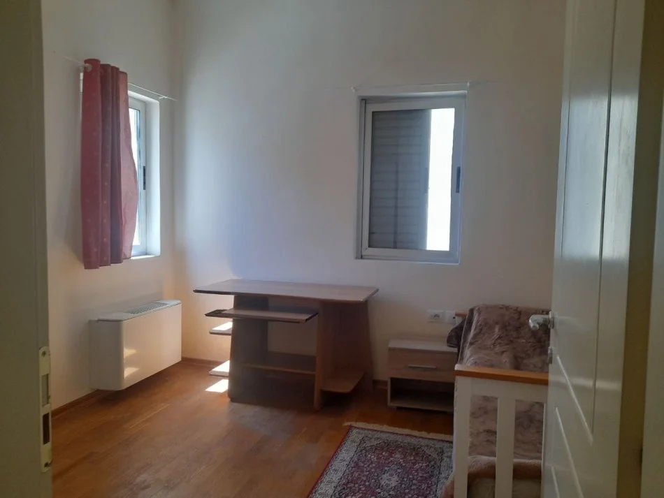 Tirane, jepet me qera apartament 3+1 Kati 2, 130 m² 650 € (Liqeni i Thate)