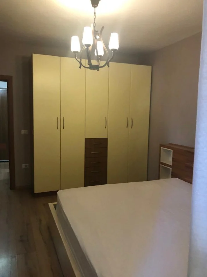Tirane,  Apartament 1+1 me qira Kati 4, 76 m² 600 € (Komuna e Parisit)