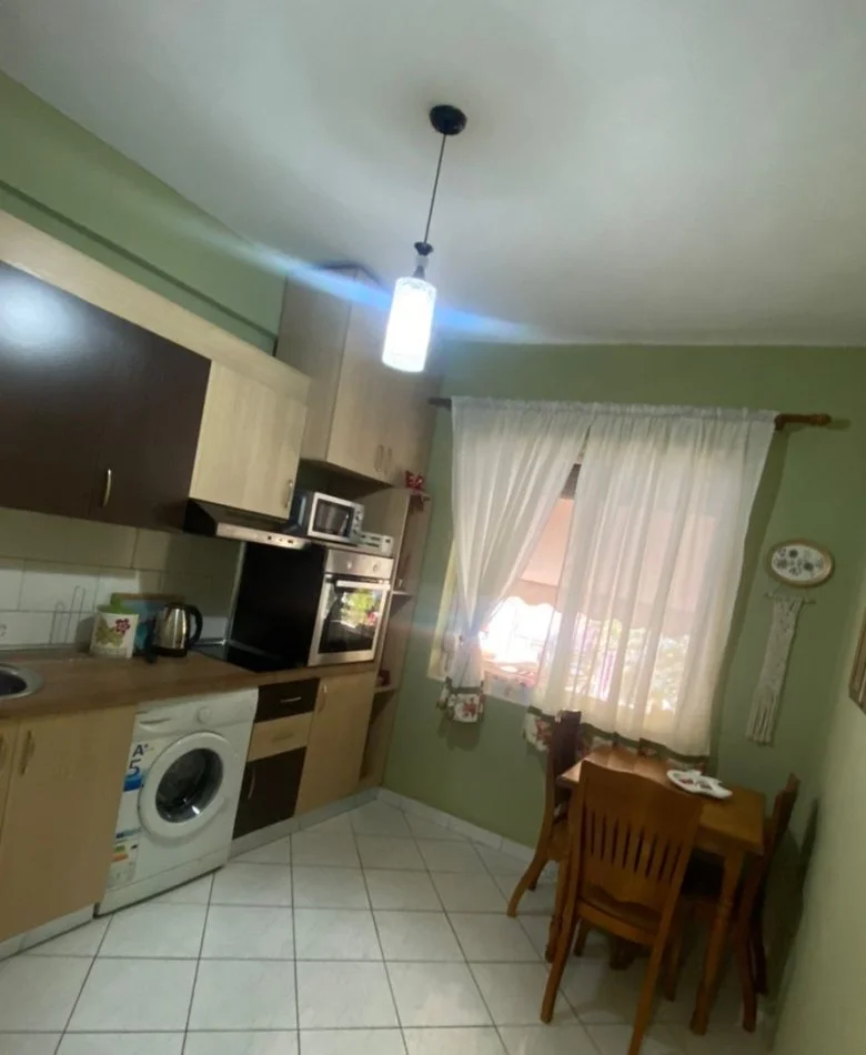 Tirane, jepet me qera apartament 1+1+Ballkon Kati 2, 60 m² 600 € (Pazari ri)