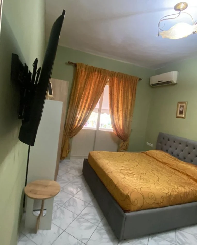 Tirane, jepet me qera apartament 1+1+Ballkon Kati 2, 60 m² 600 € (Pazari ri)