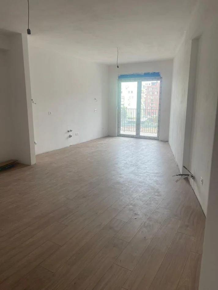 Tirane, jepet me qera apartament 3+1 Kati 4, 148 m² 500 € (Kompleksi Orbital)