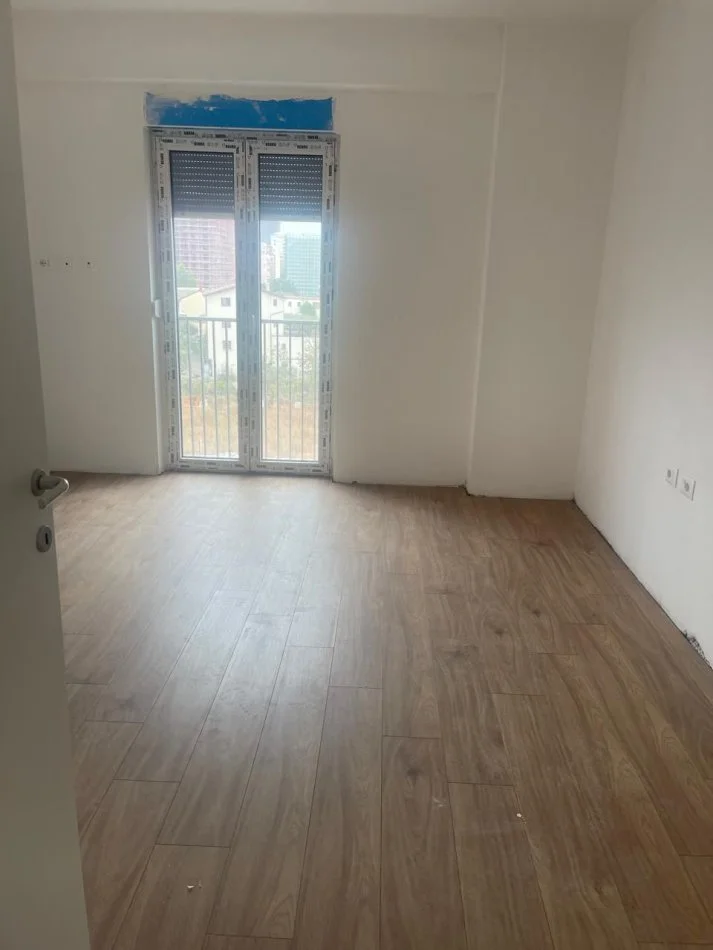 Tirane, jepet me qera apartament 3+1 Kati 4, 148 m² 500 € (Kompleksi Orbital)