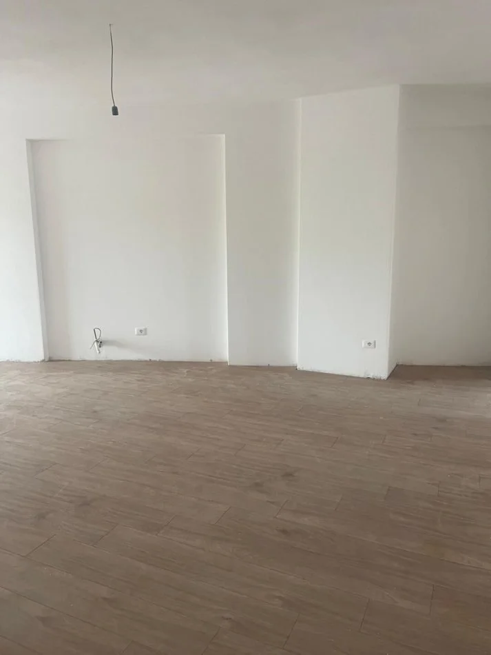 Tirane, jepet me qera apartament 3+1 Kati 4, 148 m² 500 € (Kompleksi Orbital)