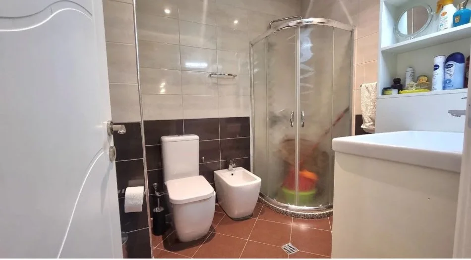 Tirane, jepet me qera apartament 2+1 Kati 6, 114 m² 900 € (Komuna Parisit)