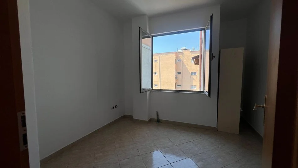 Tirane, jepet me qera apartament 3+1+Ballkon Kati 4, 128 m² 450 € (Rruga Kongresi i Manastirit)