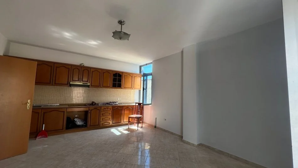 Tirane, jepet me qera apartament 3+1+Ballkon Kati 4, 128 m² 450 € (Rruga Kongresi i Manastirit)