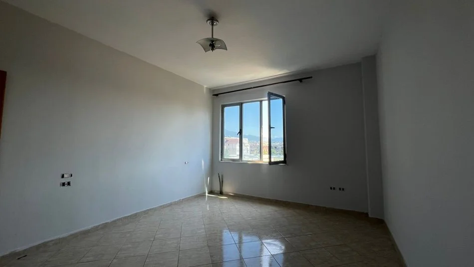 Tirane, jepet me qera apartament 3+1+Ballkon Kati 4, 128 m² 450 € (Rruga Kongresi i Manastirit)