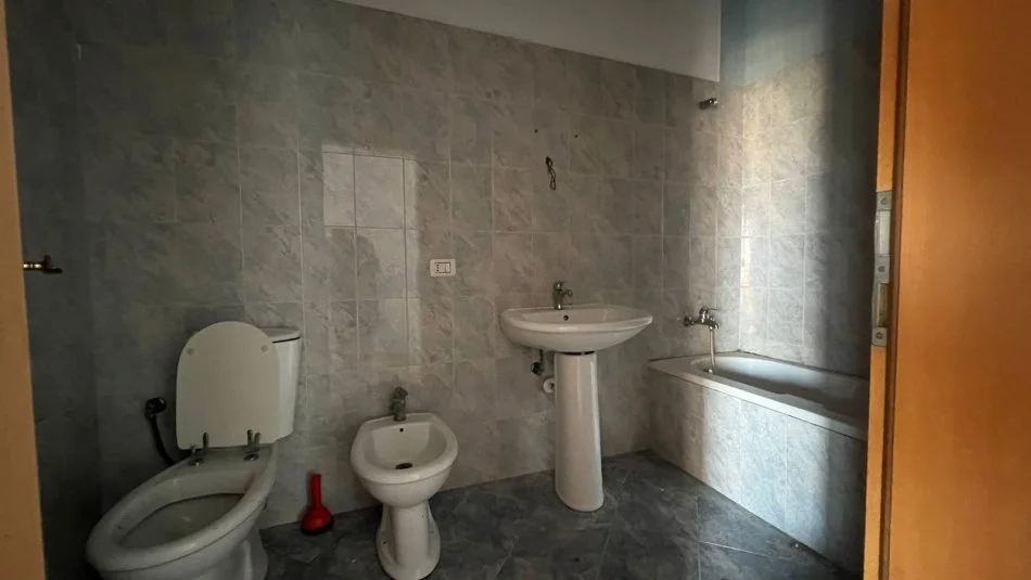 Tirane, jepet me qera apartament 3+1+Ballkon Kati 4, 128 m² 450 € (Rruga Kongresi i Manastirit)