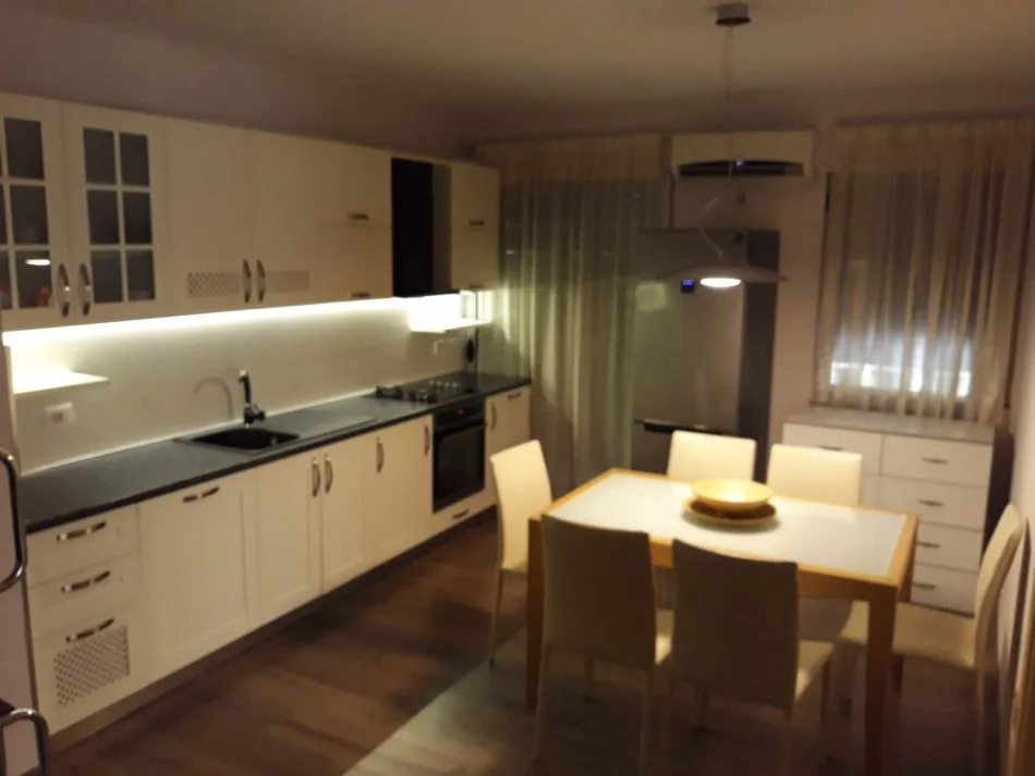 Tirane, jepet me qera apartament 2+1+Ballkon Kati 1, 84 m² 600 € (Rr e durresit)