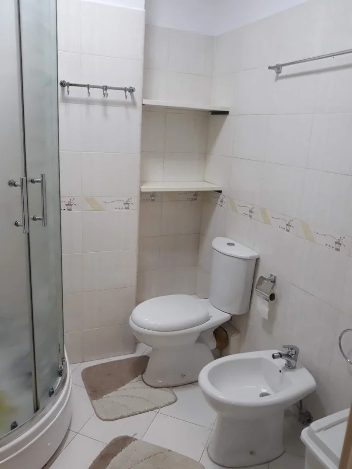 Tirane, jepet me qera apartament 2+1+Ballkon Kati 1, 84 m² 600 € (Rr e durresit)